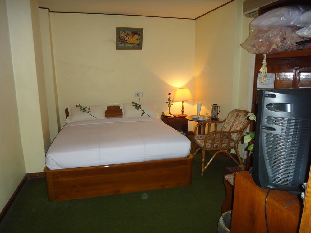 Chit Sayar Hotel Янгон Экстерьер фото